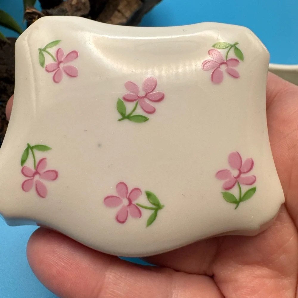 Irice porcelain lidded trinket box. Off-white w/pink &green flowers, gold rim. - Picture 10 of 12